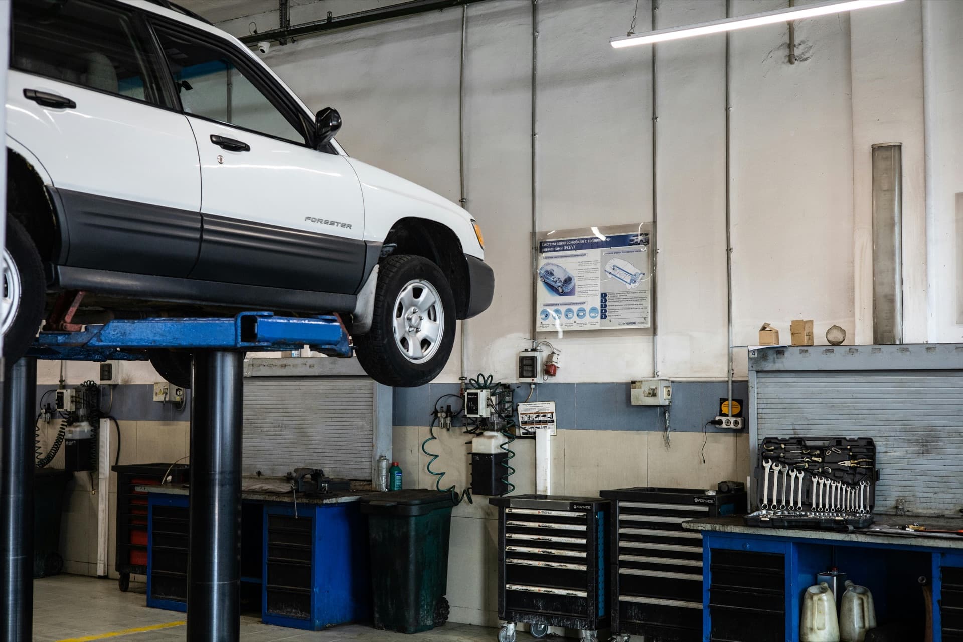 Client et garagiste lors d'une prise de rendez-vous en garage automobile