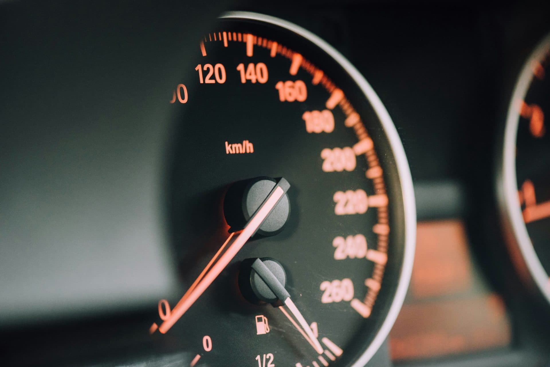 Compteur d'un tableau de bord automobile : les indicateurs de pilotage d'un garage