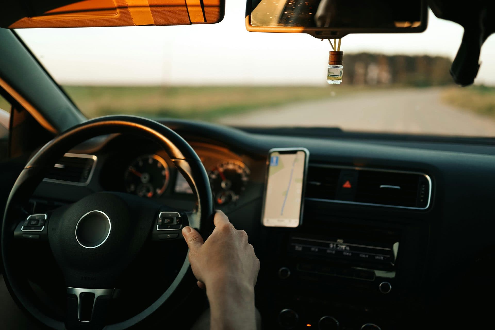 Conducteur au volant avec son smartphone fixé au tableau de bord